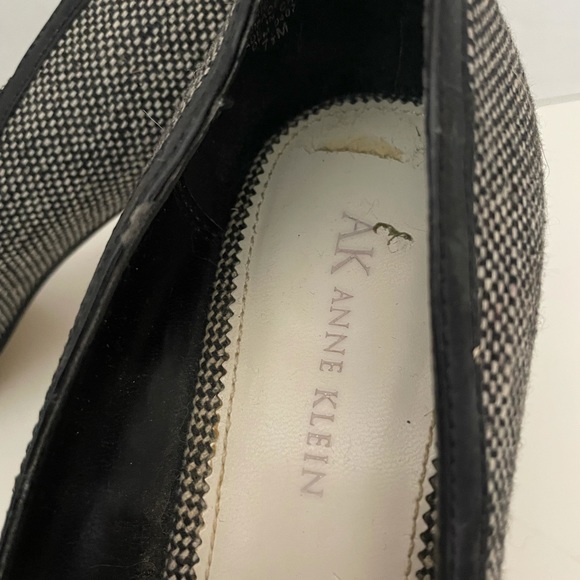 Anne Klein Black/White Fabric Peep Toe Heels/Pumps, 7.5, GUC. - Picture 5 of 7